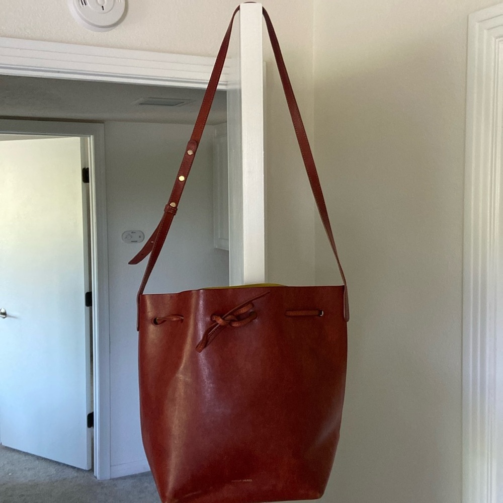 Classic Leather Bucket Tote Shoulder Bag in Chestnut Brown